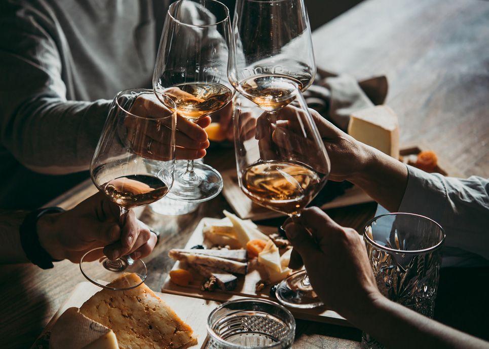 brindisi calici vino degustazione