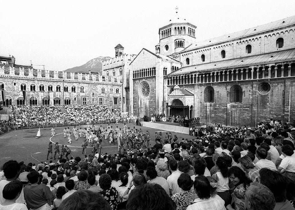 Trento Piazza Duomo foto storica Feste Vigiliane