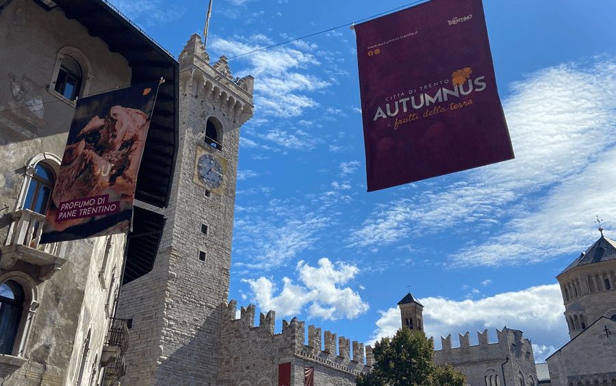 trento torre civica bandiera autumnus
